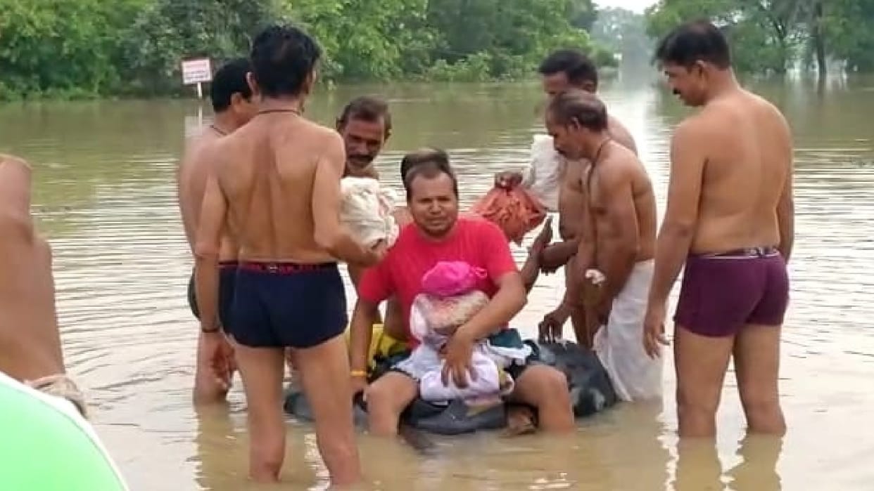 Villagers crossing the overflowing drain risking their lives in Shajapur