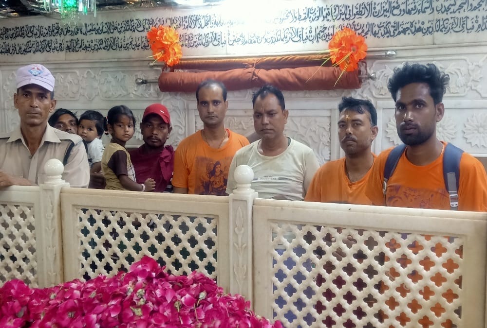 Kanwar Yatra 2022 Hindu Muslim Love inspirational story: Kanwariya reached Piran Kaliyar Dargah with Gangajal