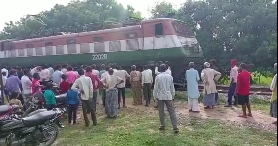 Villagers stop Saryu Express at Dhirganj halt