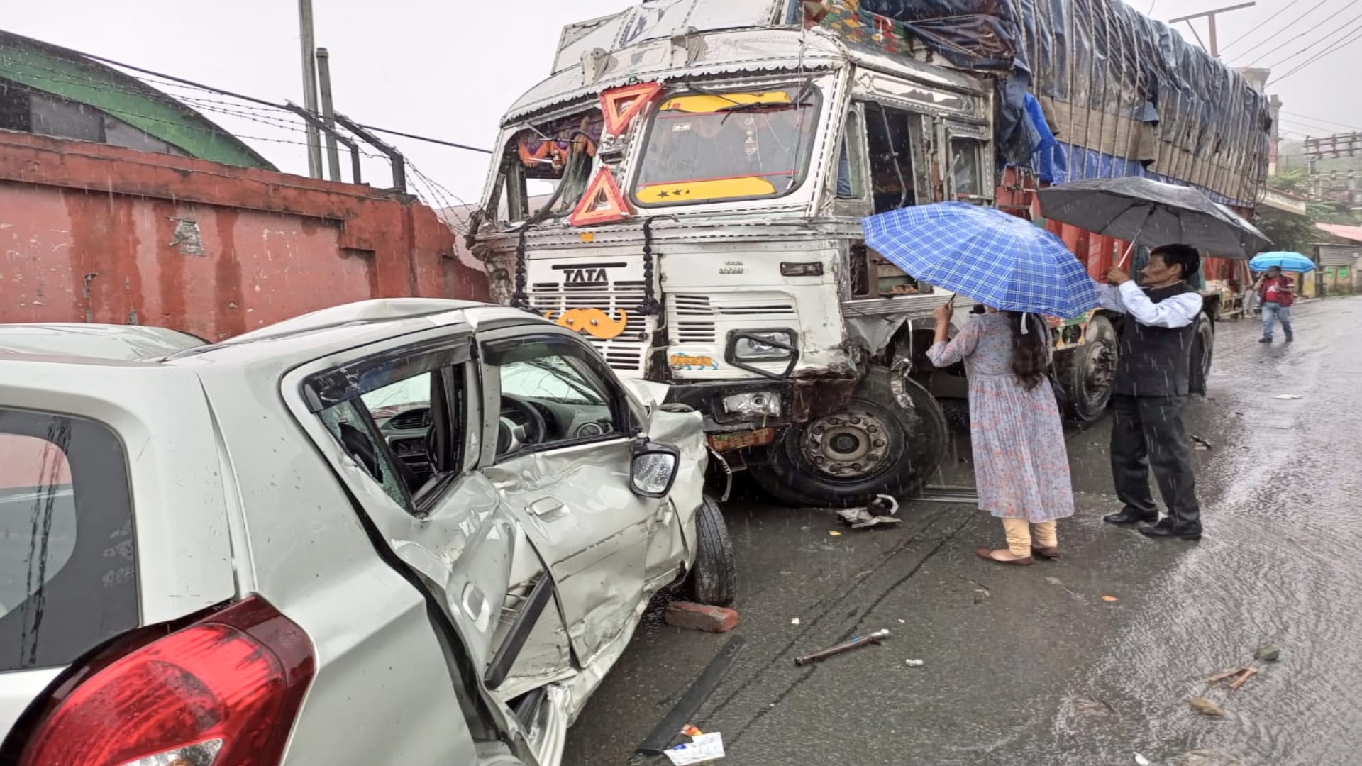 Uncontrollable truck hit many vehicles, many injured including folk singer Vicky Chauhan