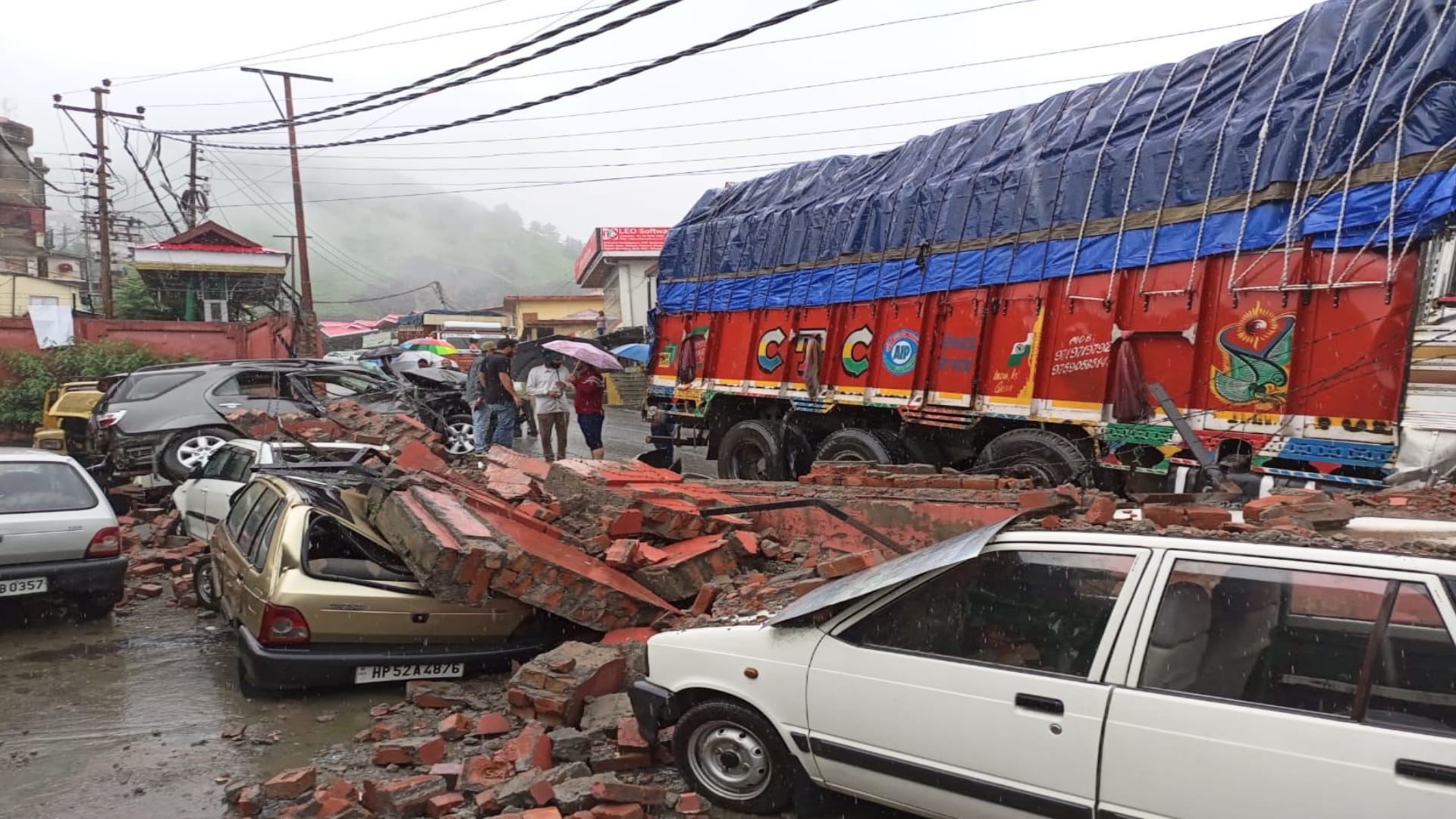 Uncontrollable truck hit many vehicles, many injured including folk singer Vicky Chauhan
