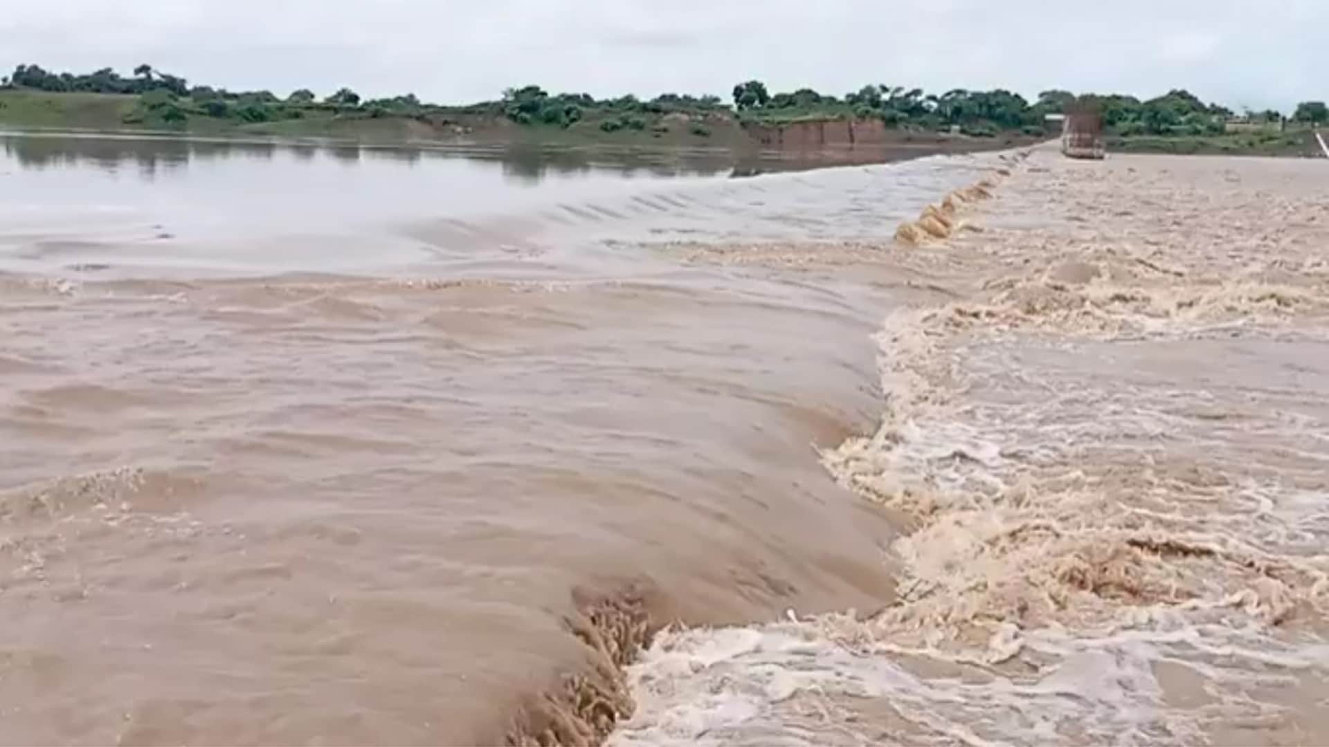 Heavy rain alert in 12 districts of Madhya Pradesh, Parvati river in spate, road broken in Samardha