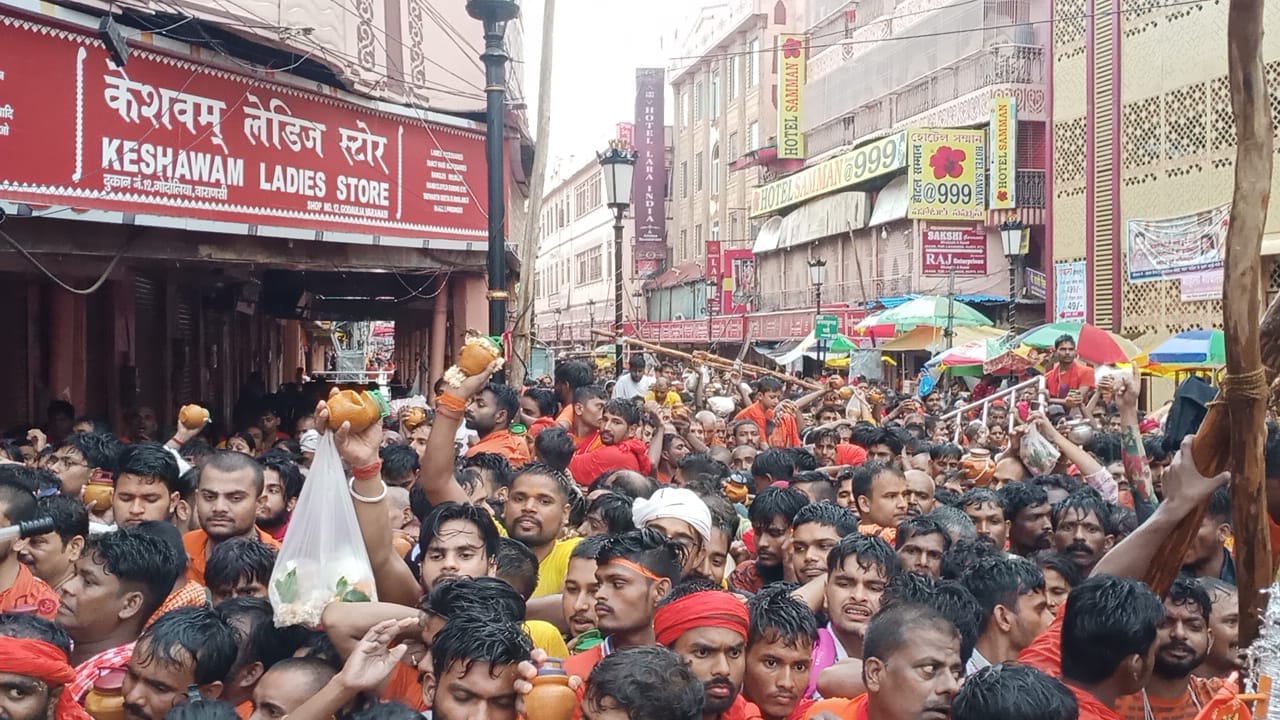 Sawan second monday kashi vishwanath dham kanwar yatra see photos