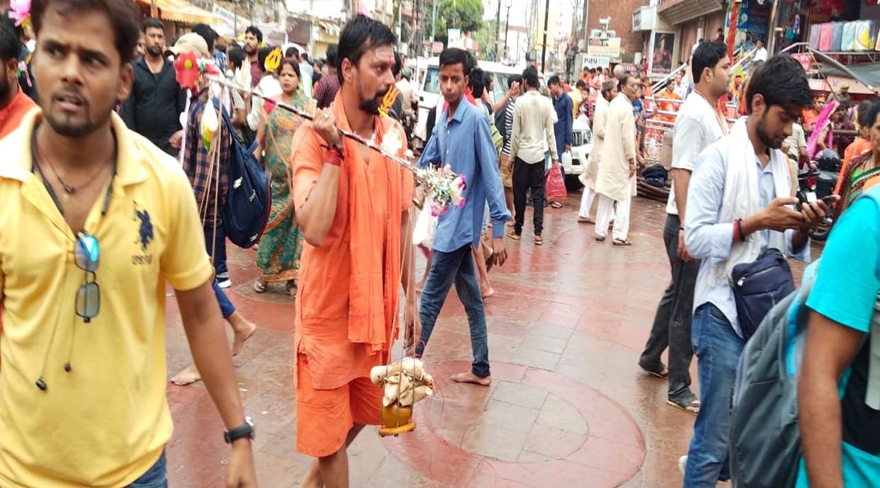 Unique protest against GST in varanasi Kanwaria with bread and milk in kashi vishwanath dham