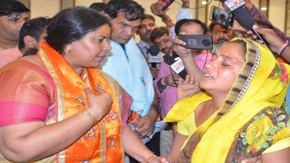 Woman crying in front of Minister after her house demolished in mathura