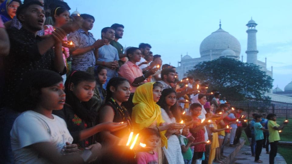 Muslims welcomed devotees by showering flowers in agra on sawan somwar