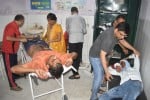 अमरोहा में हाईवे पर हादसे में घायल कांवड़ियों का गजरौला सीएचसी में उपचार करते सीएचसी प्रभारी व अ?