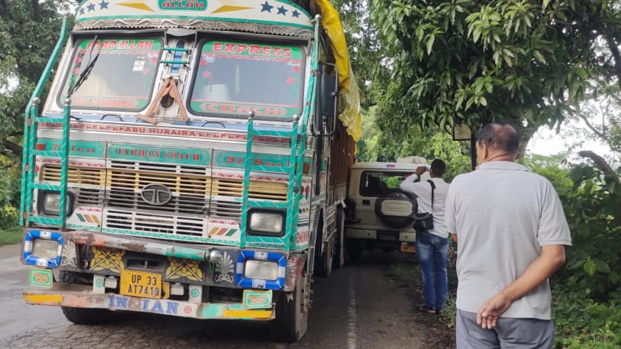 Two died when a truck hits the vehicle of ARTO team.