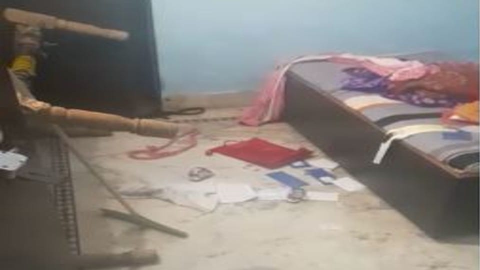 miscreants took woman hostage and looted Rs 27 lakh in Kargil martyr house in Agra