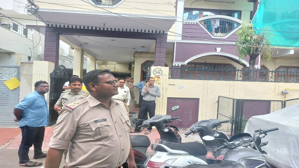 Theft attempt in broad daylight in Jaipur House agra thieves ran away after making noise of women