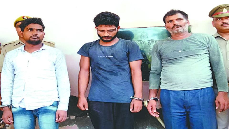 Five accused arrested of robbery case in agra courier company