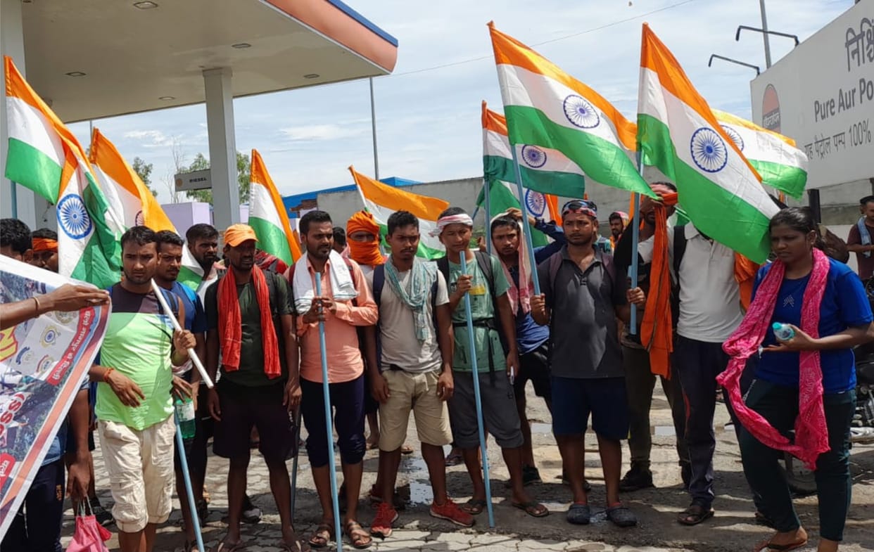 Mathura: Youth came out to demand the right to hold the tricolor, the group is moving towards Delhi