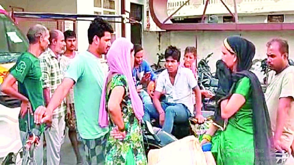 friend attacked friend neck with razor for 100 rupees dispute in ballabgarh