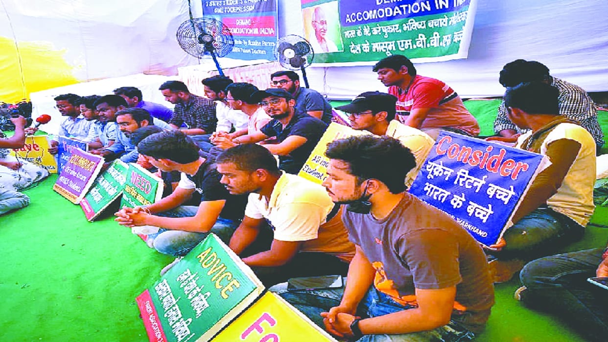 Children studying in Ukraine started agitation at Ramlila Maidan