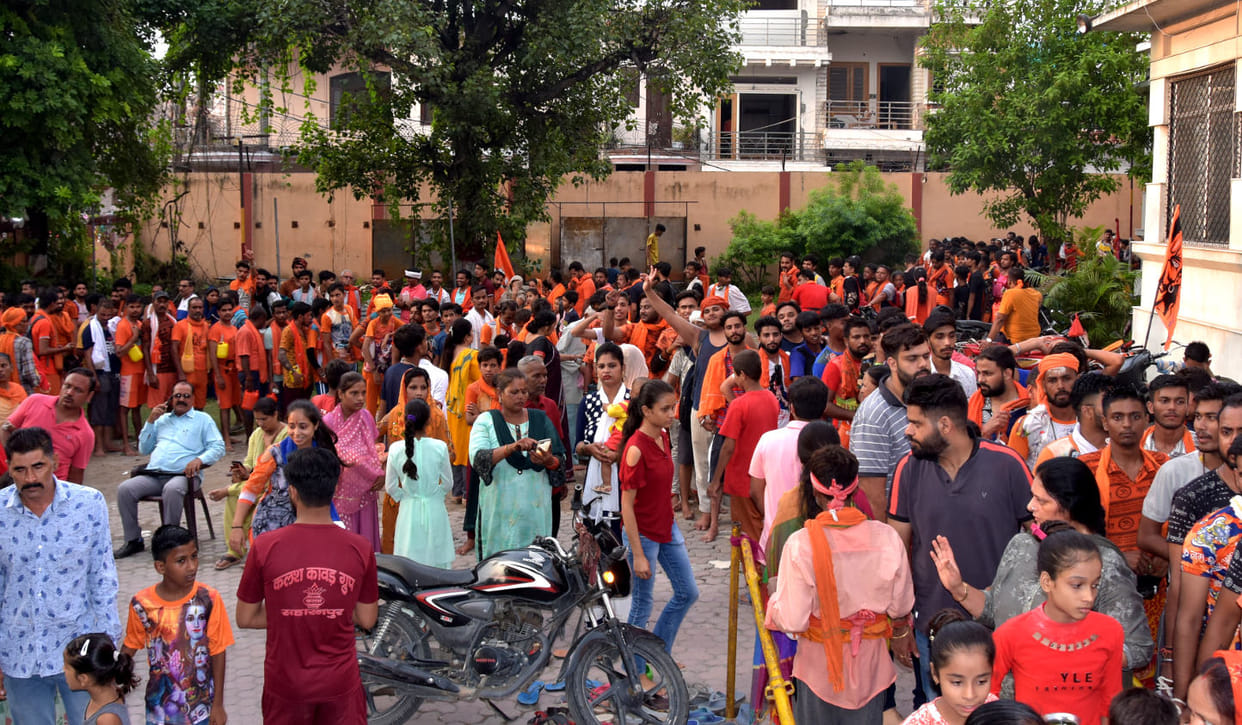 Crowd of Kanwariyas gathered in the pagodas