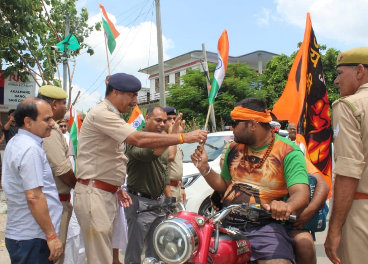 DM-SP welcomed the Kanwariyas by presenting the tricolor