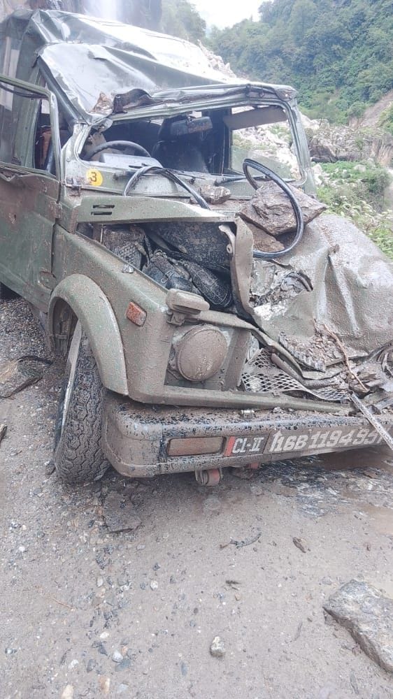 Laborer dies due to hill cracking, army soldiers left