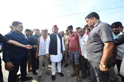 बुंदेलखंड एक्सप्रेस वे का निरीक्षण करते पूर्व मुख्यमंत्री अखिलेश यादव। संवाद