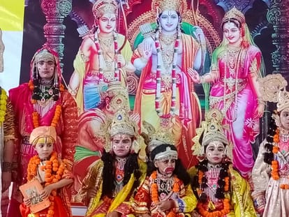 फोटो-11- तुलसी जन्मोत्सव में निकली झांकी में भगवान श्रीराम सीता के प्रतिरूप की झांकी। संवाद