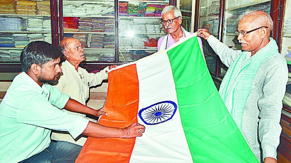 UP News: Khadi institutions demand more than two crore dues of uniform