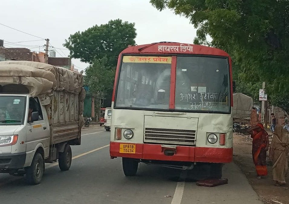 Hathras: Roadways buses leaving the passengers in the middle of the way
