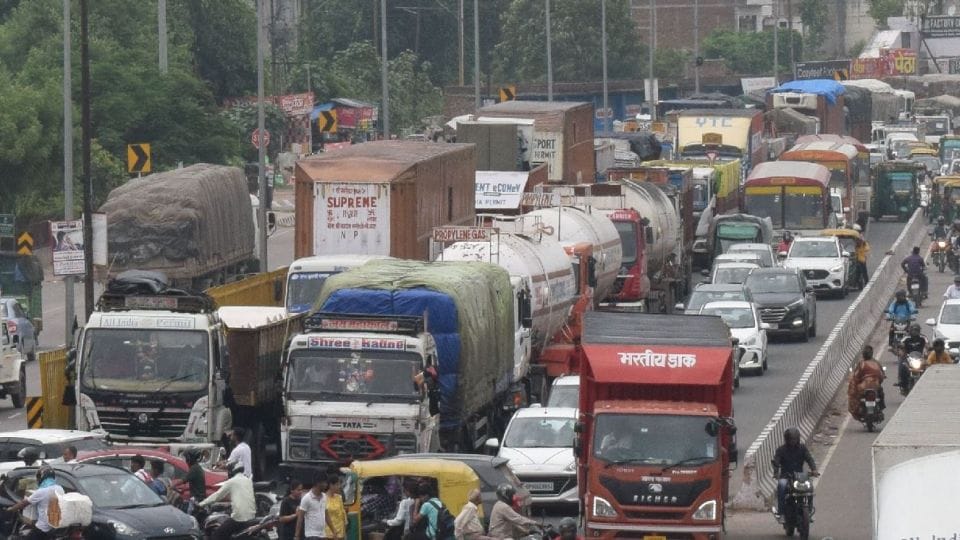 heavy vehicles will not be able to go to Lucknow for 27 hours due to traffic diversion
