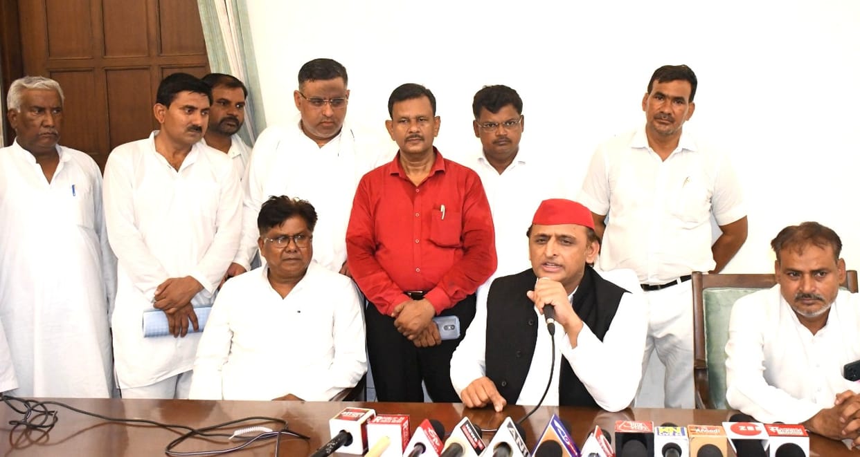 Akhilesh Yadav said that there was corruption for transfer in the BJP government, people of the government are