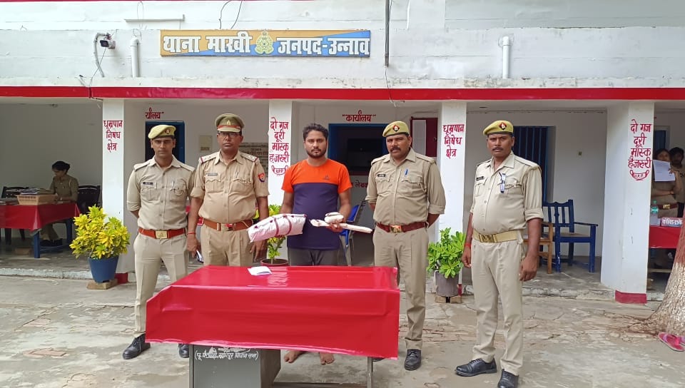 a dacoit of 25 thousand was caught by the police in unnao, 12 cases are registered in different police station