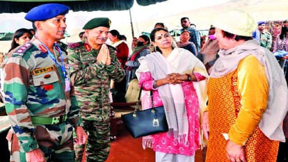 द्रास में शहीदों के परिजनों से मिलते उत्तरी कमान प्रमुख उपेंद्र द्विवेदी