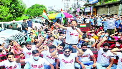 जम्मू में प्रदर्शन करते कर्मचारी