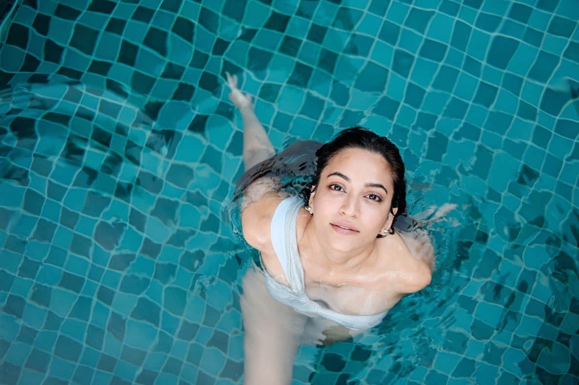 Actress Kriti Kharbanda latest bold photos in swimming pool went viral on internet