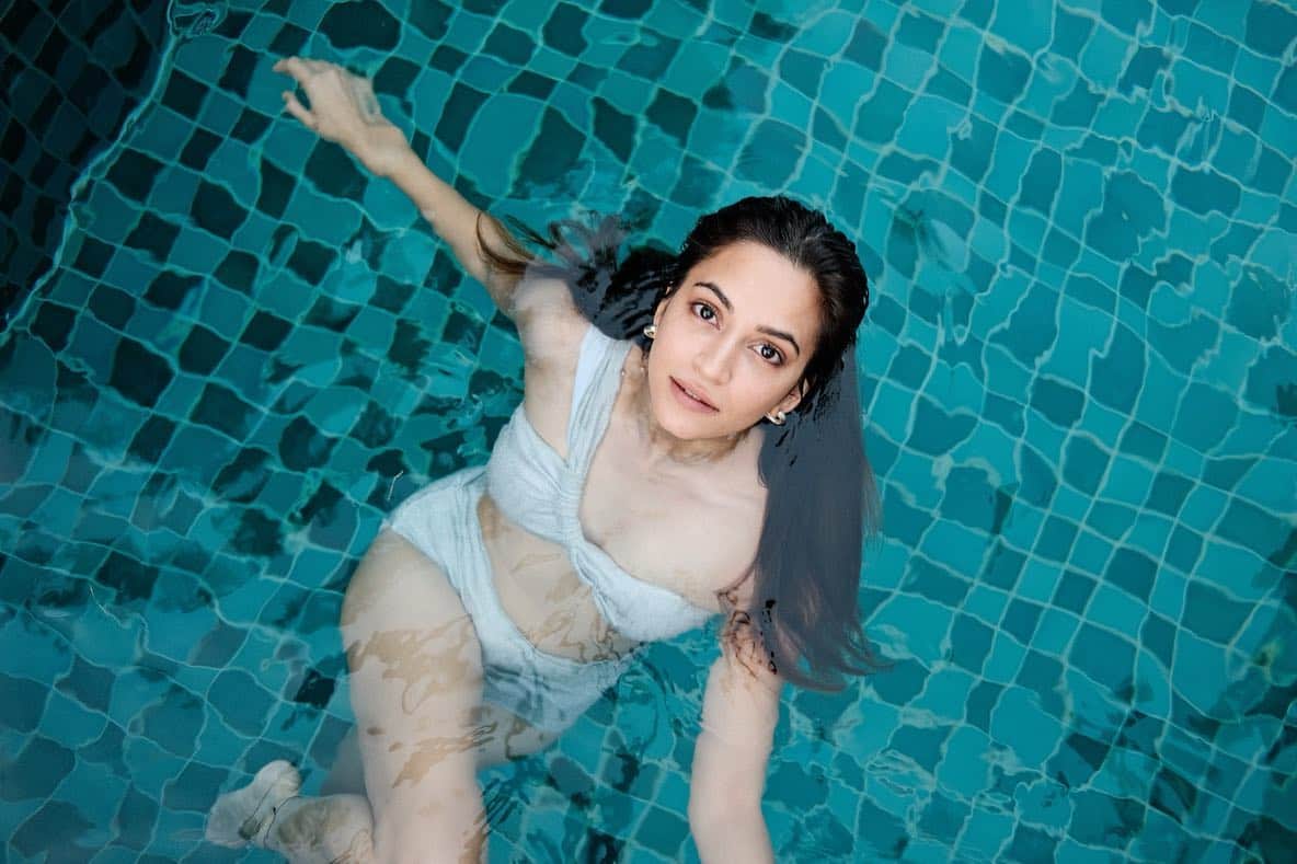 Actress Kriti Kharbanda latest bold photos in swimming pool went viral on internet