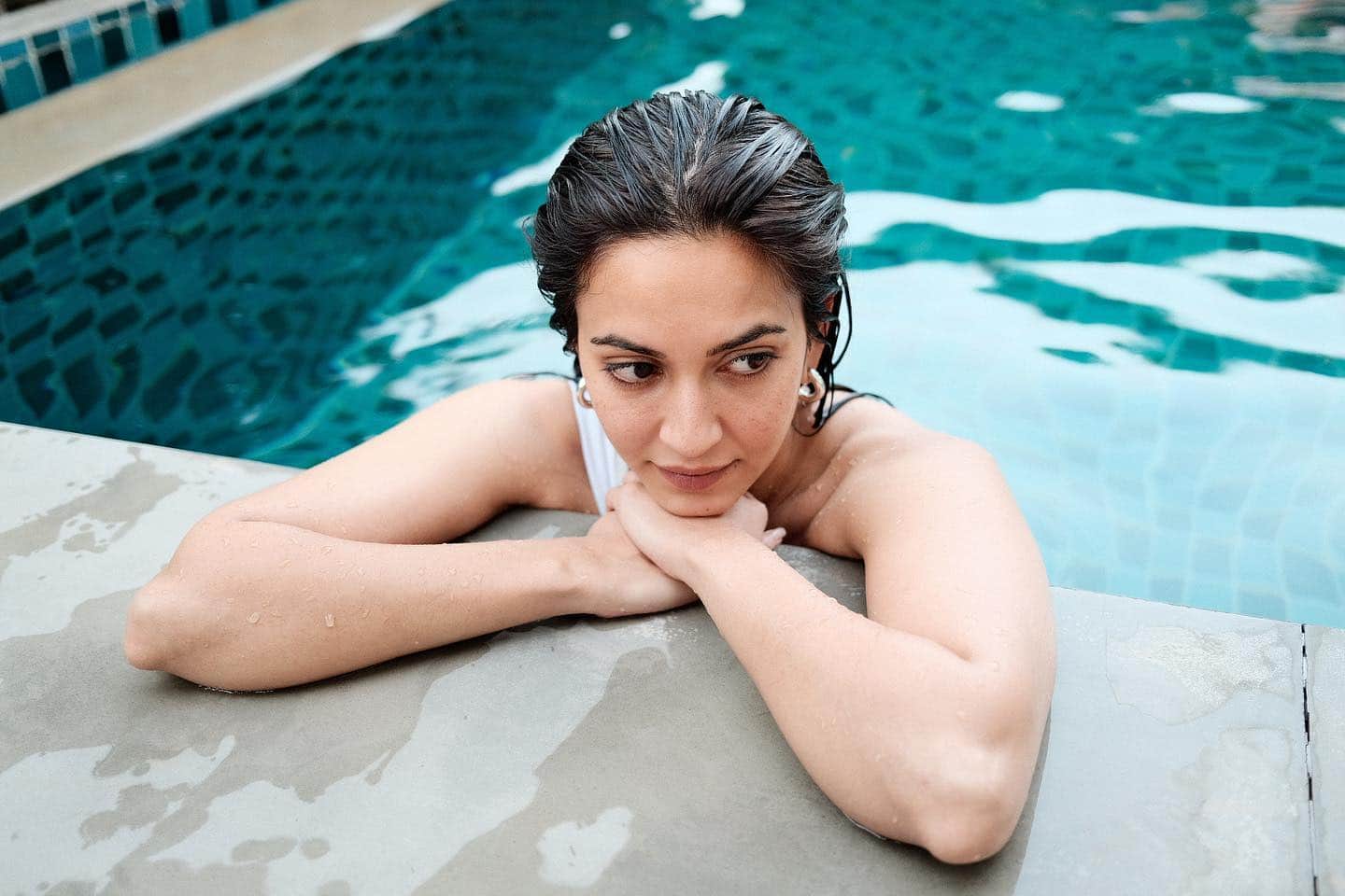 Actress Kriti Kharbanda latest bold photos in swimming pool went viral on internet