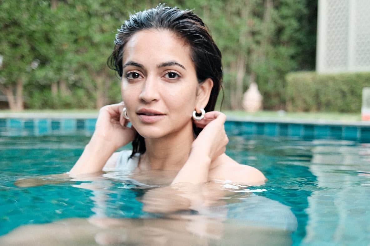 Actress Kriti Kharbanda latest bold photos in swimming pool went viral on internet