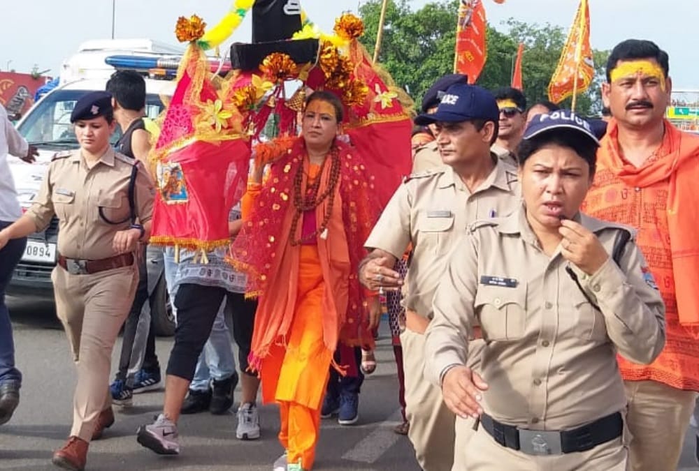 Sawan Shivratri 2022: Cabinet Minister Rekha Arya raise Kanwar with Beti Bachao Beti Padho Sankalp in Haridwar