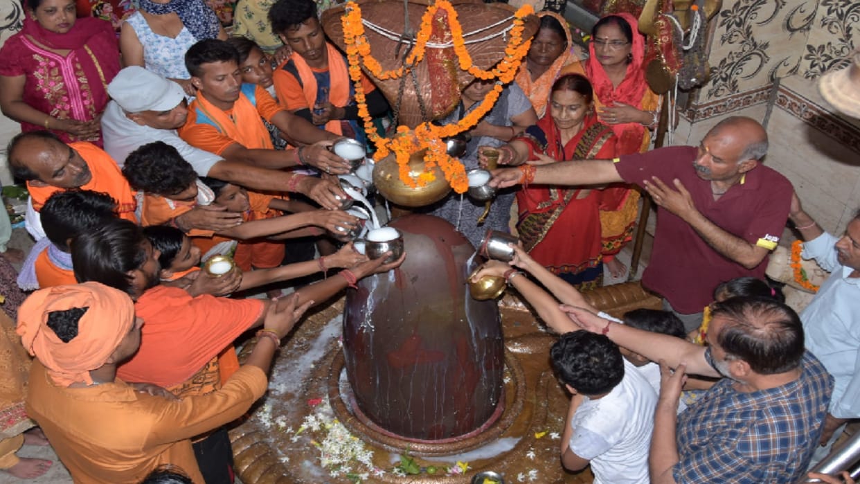 Saharanpur: Jalabhishek done with the chanting of Har Har Mahadev on Shivratri