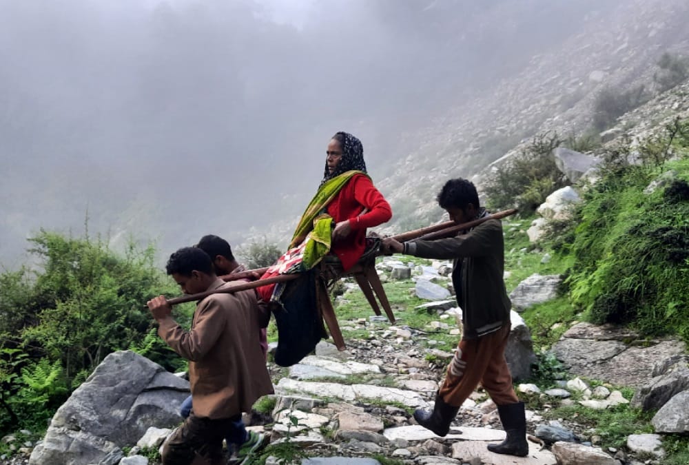 Uttarakhand News: The Villagers carry sick woman on shoulder and walked 5 km for admit in Hospital in Gopeshwa