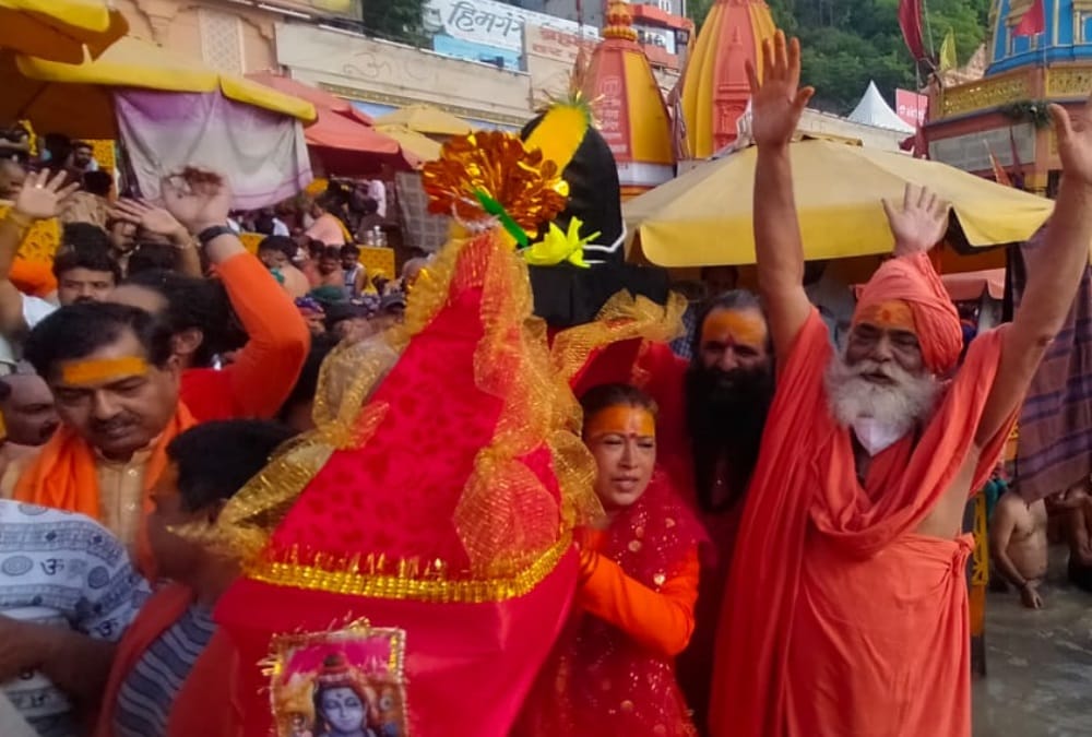 Sawan Shivratri 2022: Cabinet Minister Rekha Arya raise Kanwar with Beti Bachao Beti Padho Sankalp in Haridwar