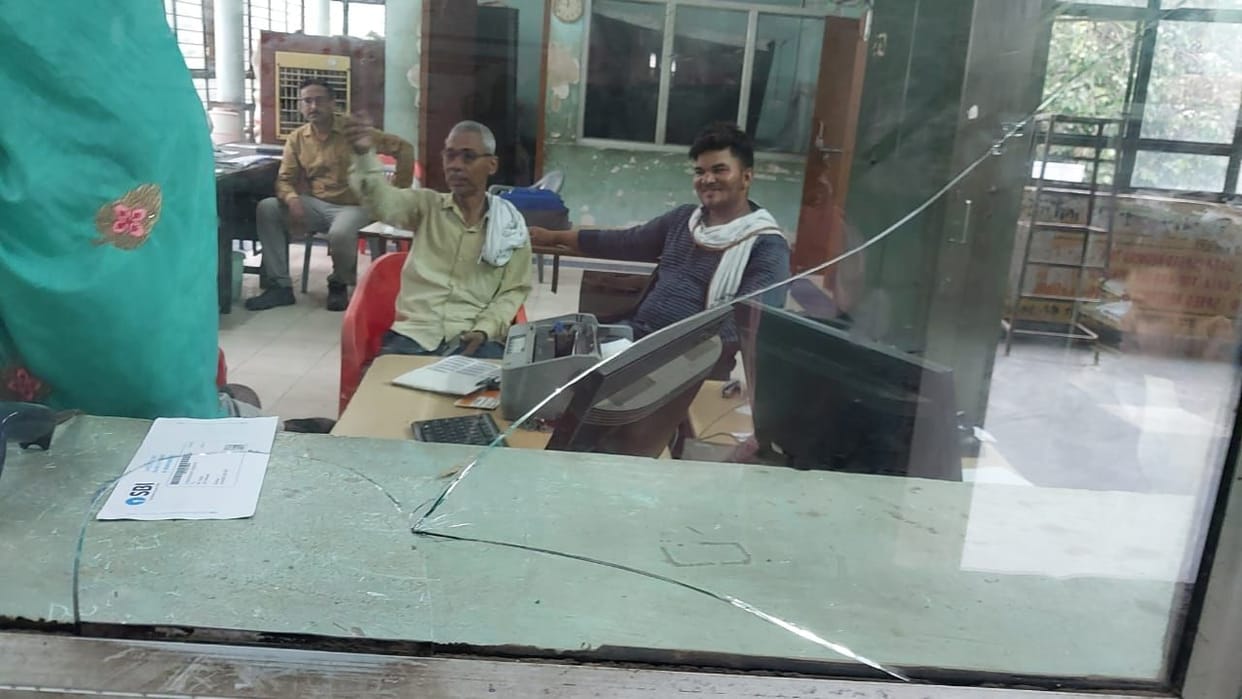 Mathura: Airgun fired in the parcel, there was chaos in the post office due to the loud explosion