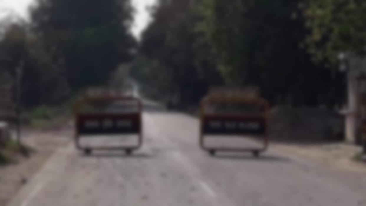 The car of Kanwariyas broke the police barrier in Muzaffarnagar City