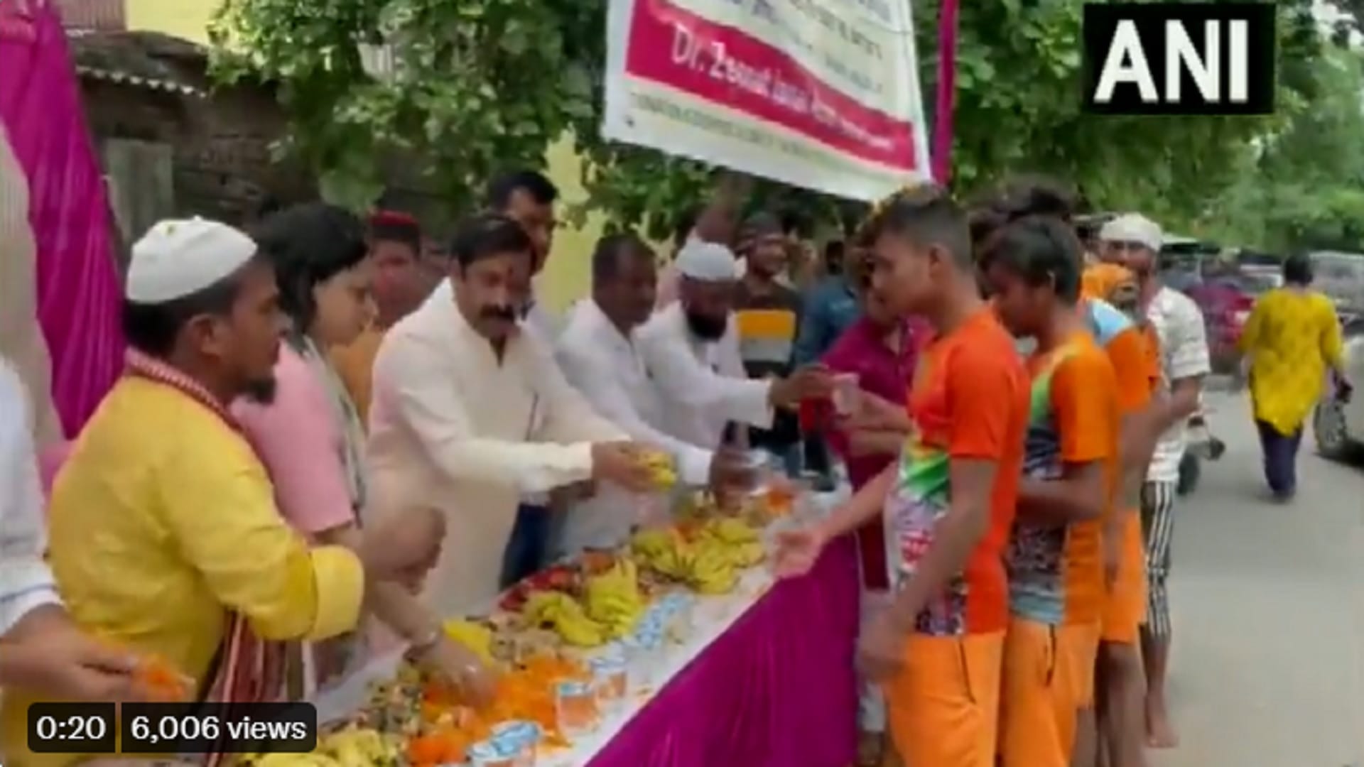 muslim community people welcomes kanwariyas in Noida
