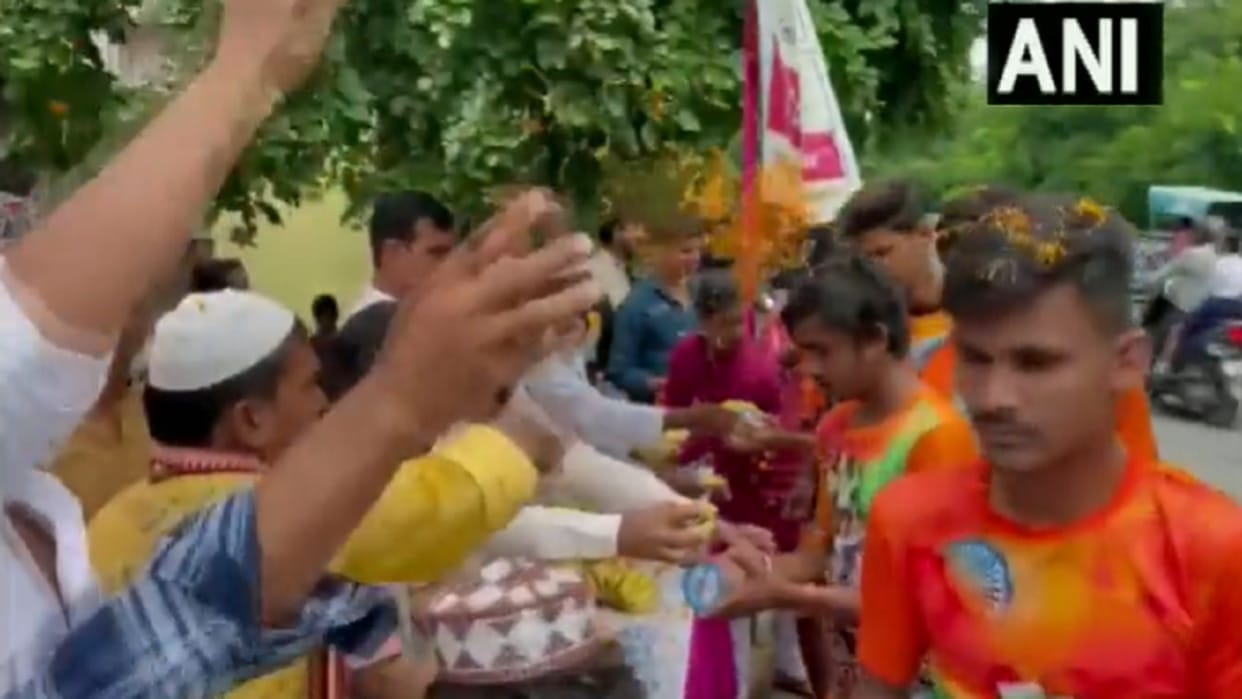 muslim community people welcomes kanwariyas in Noida