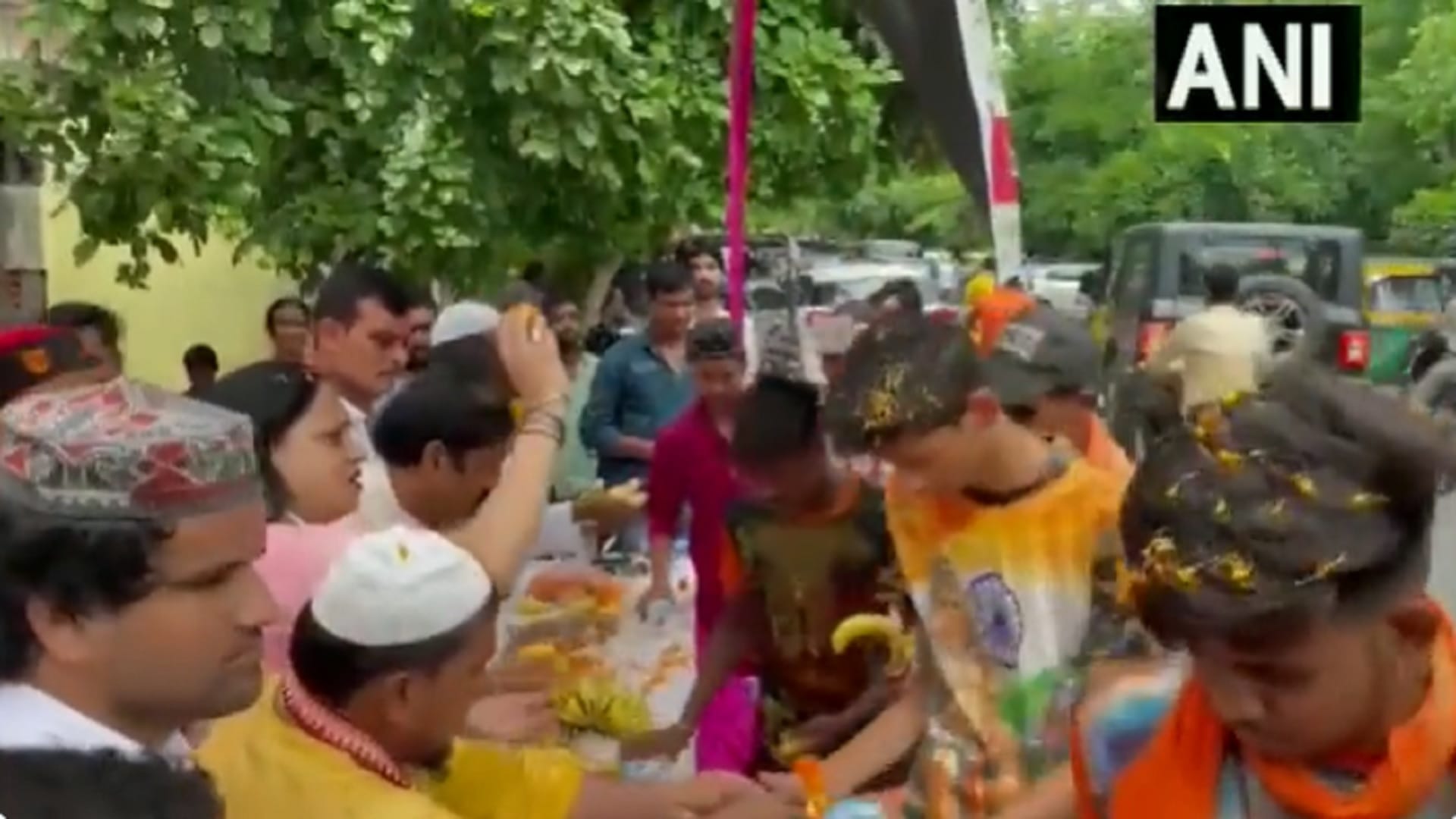 muslim community people welcomes kanwariyas in Noida