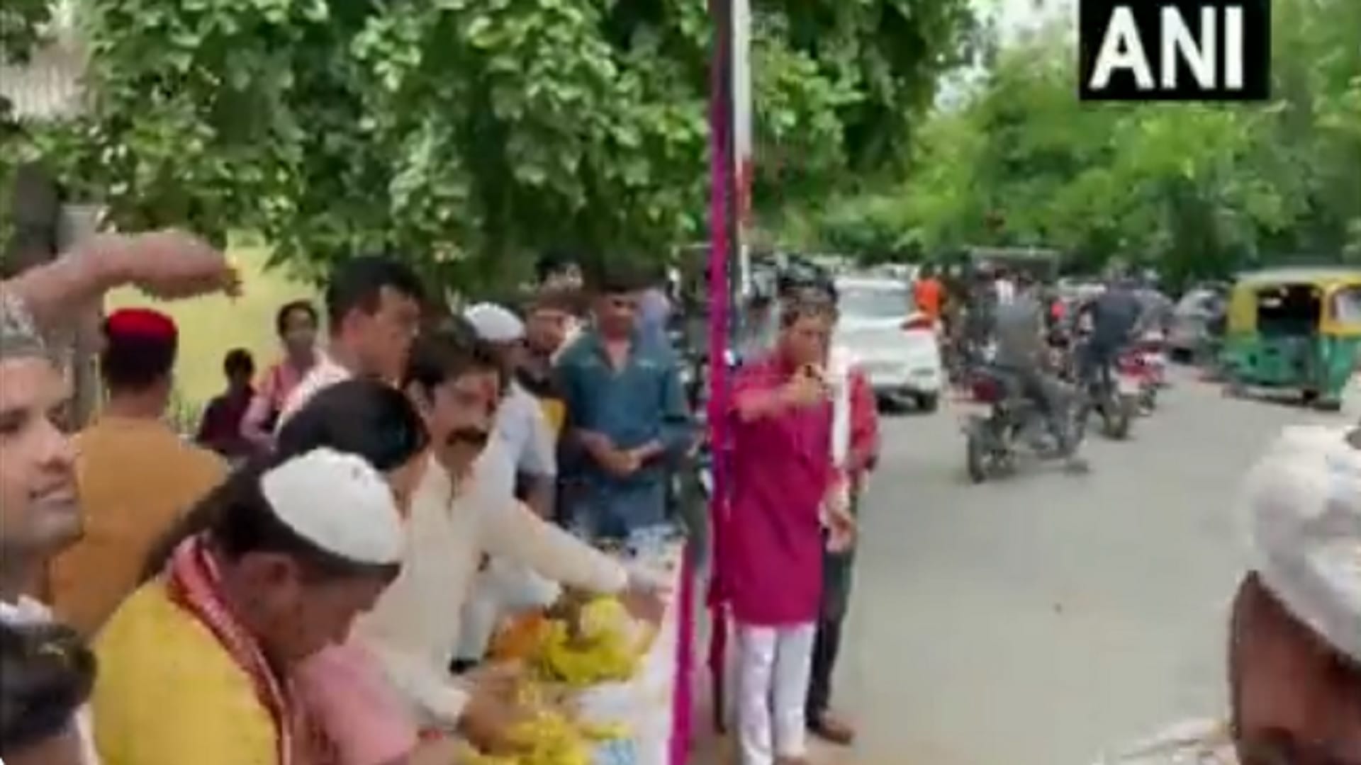muslim community people welcomes kanwariyas in Noida