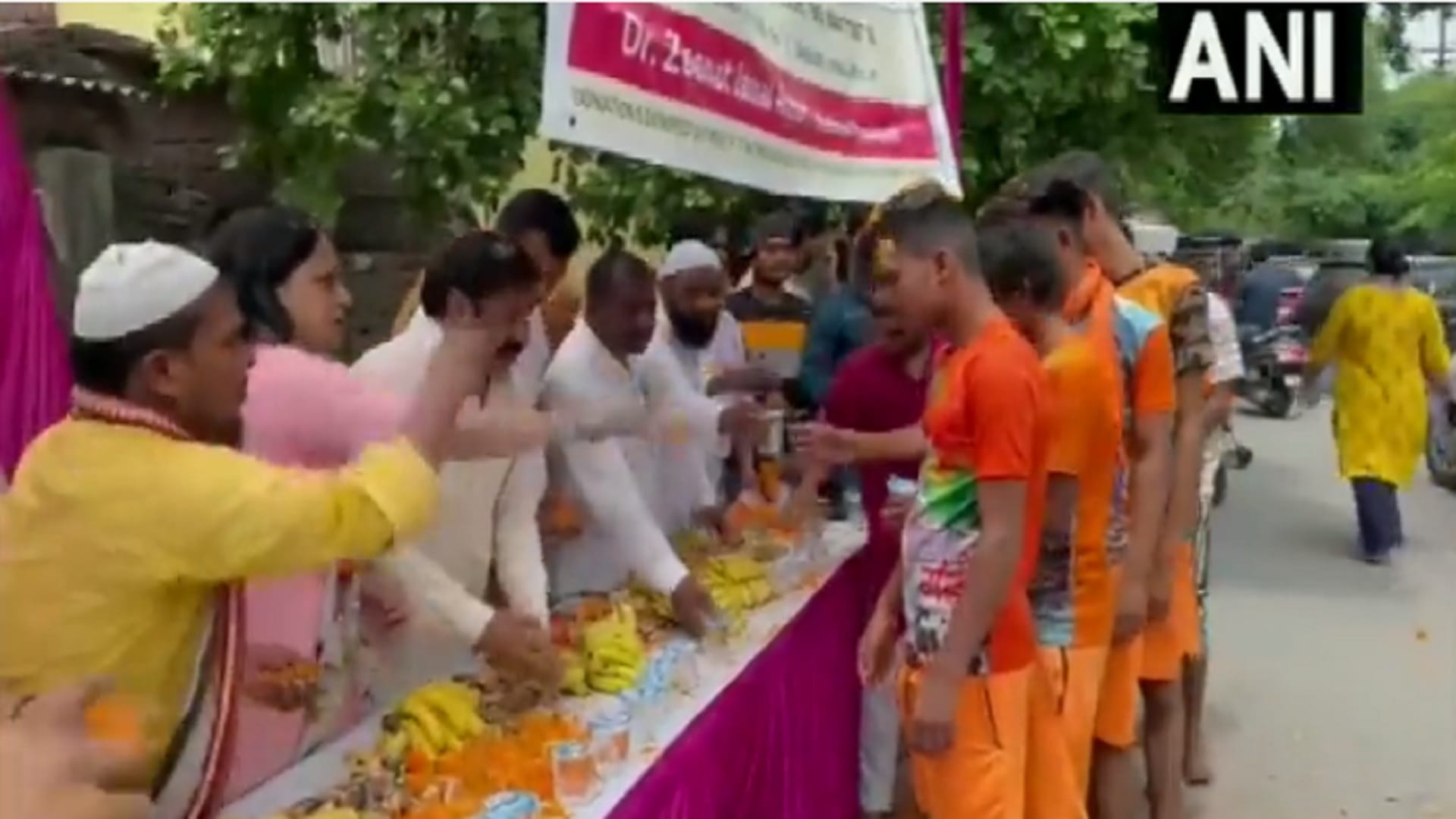 muslim community people welcomes kanwariyas in Noida