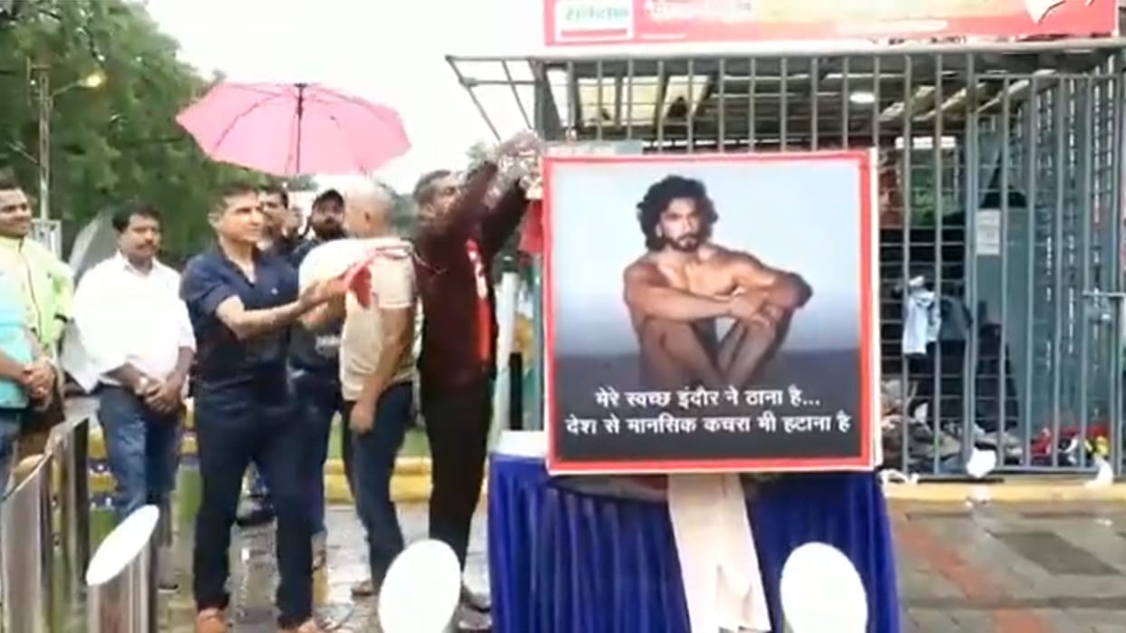 Protest against Ranveer Singh's photoshoot in Indore, people gathered clothes on the neki ki deewar