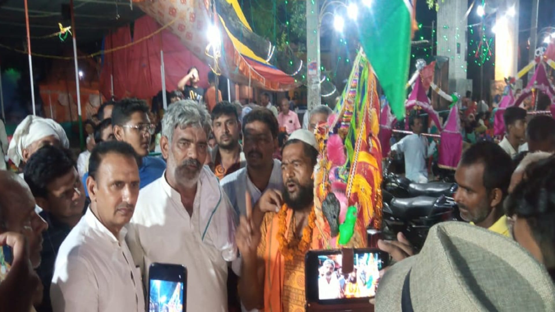 Babu Khan is welcomed with flowers in Baghpat see photos
