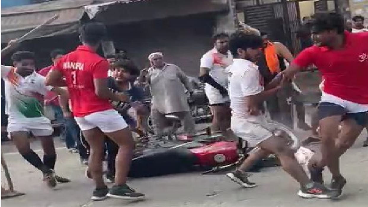 Fight between two sides of kanwariyas in Shamli district of Uttar Pradesh