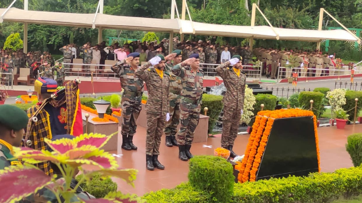 Kargil Vijay Diwas: Army ready for any kind of challenge, Northern Command chief pays tribute in Dras