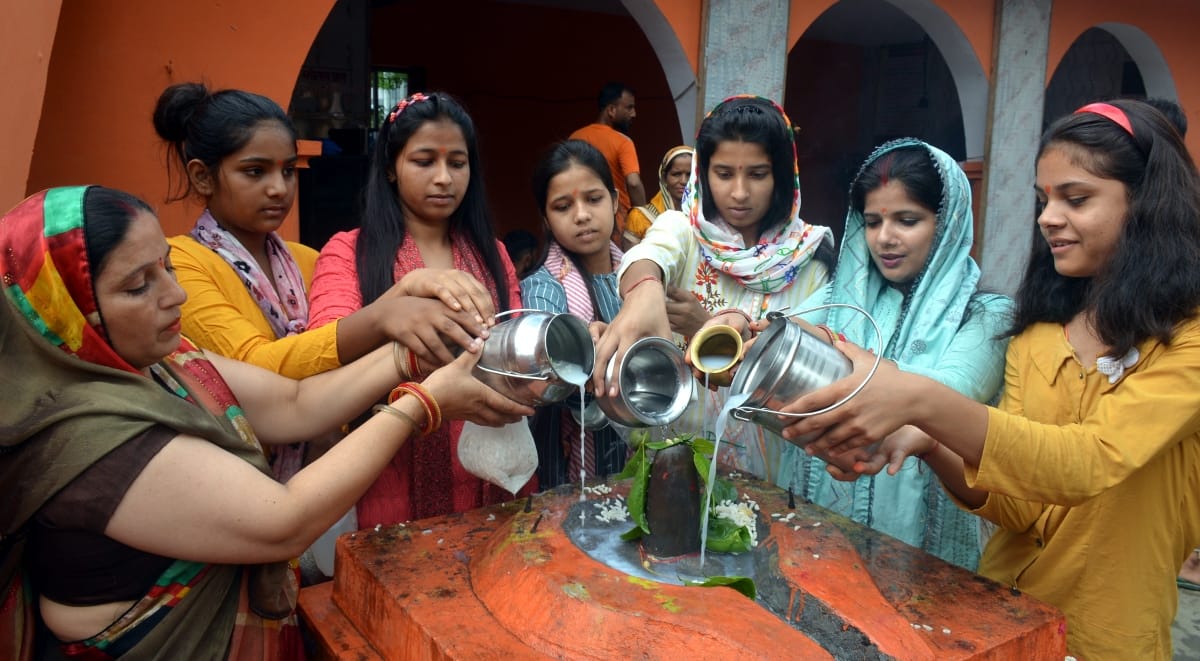There is an influx of Kanwariyas in the temples of the countryside